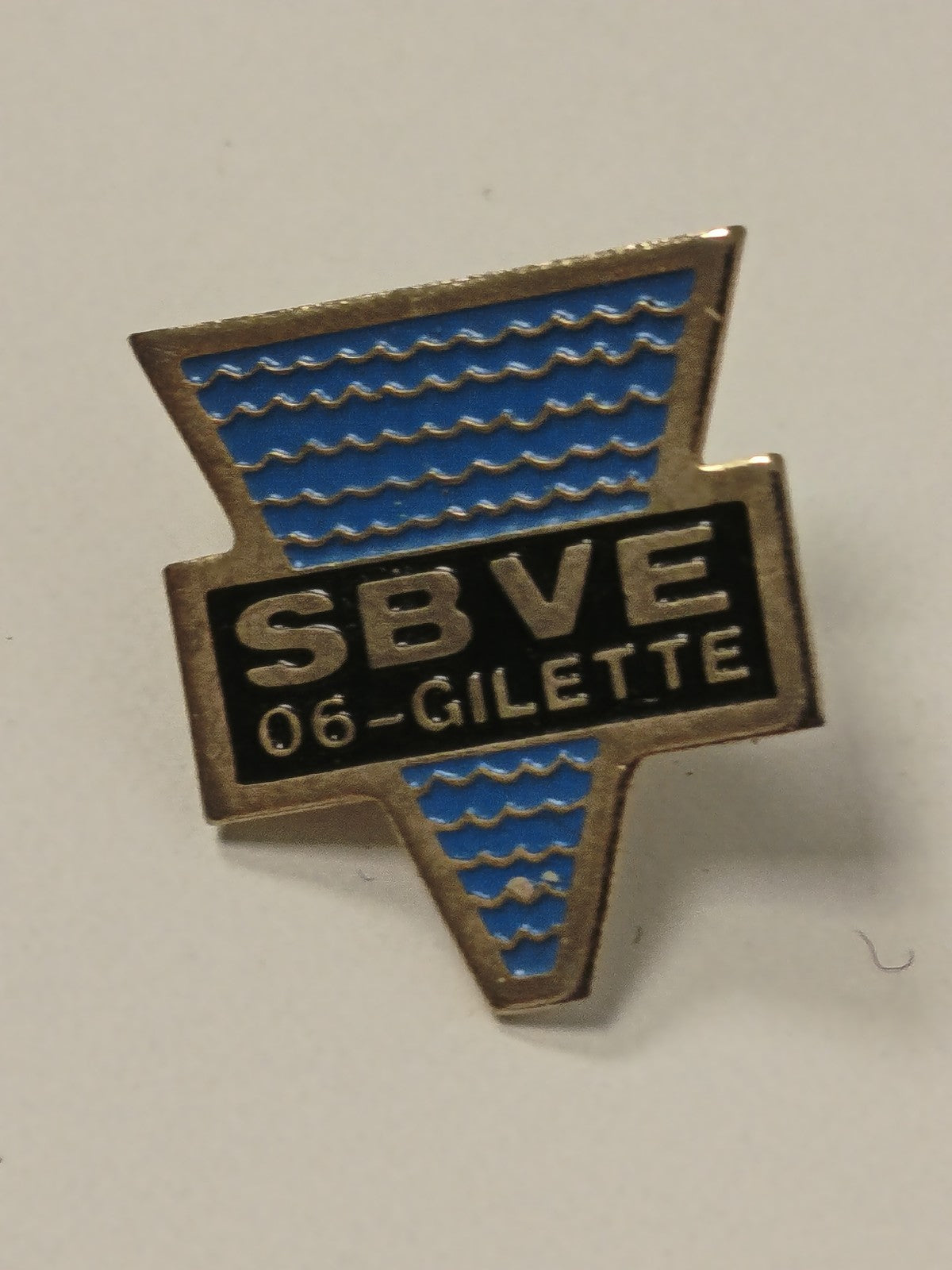 Pin's ancien rétro SBVE, badge vintage collection, objet publicitaire rare