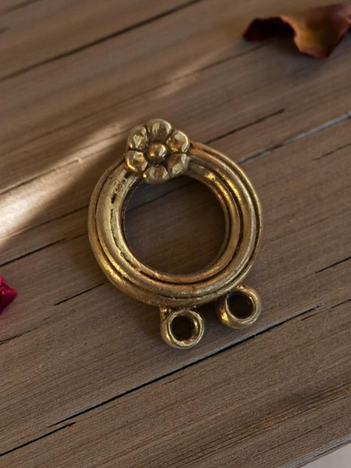 Pendentif vintage rond fleur métal doré années 1950 bijou ancien deadstock