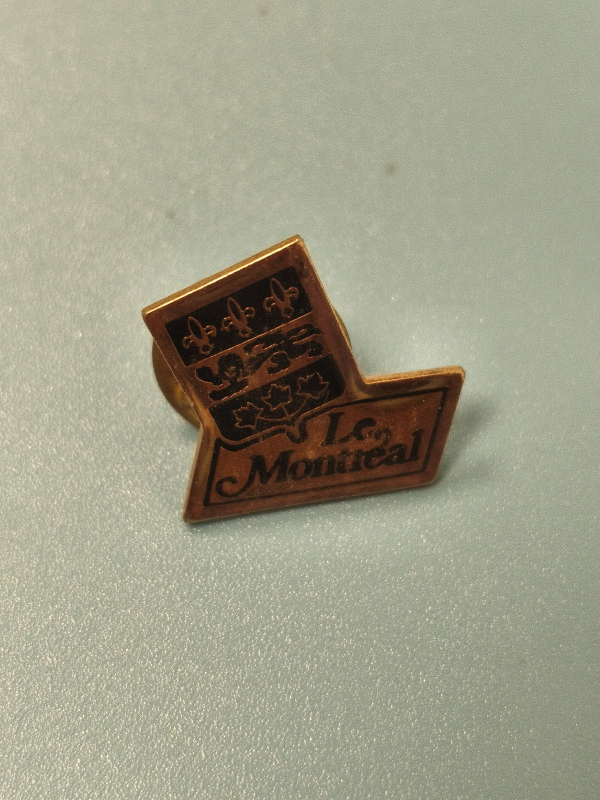 Pin's vintage Le Montreal blason doré, collection souvenir ancien Canada