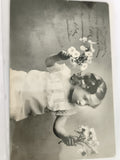Carte postale ancienne fillette fleurs noir et blanc, photo rétro début XXe