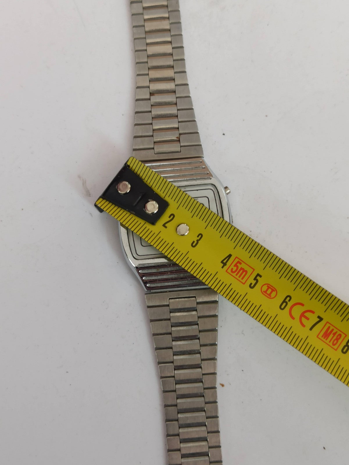 Montre vintage LCD quartz homme Taurus rétro années 80 bracelet métal
