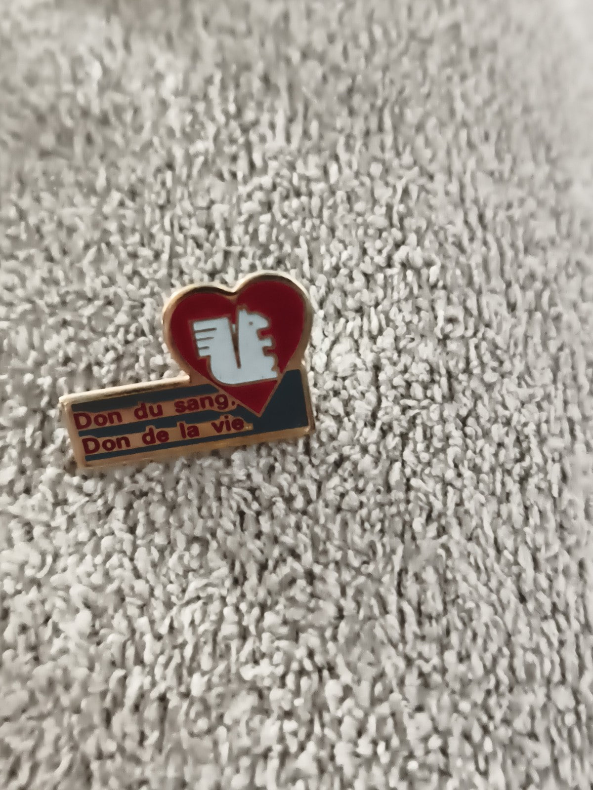Pin's vintage Don du sang Don de la vie cœur rouge emblème bénévole (Ref 8)