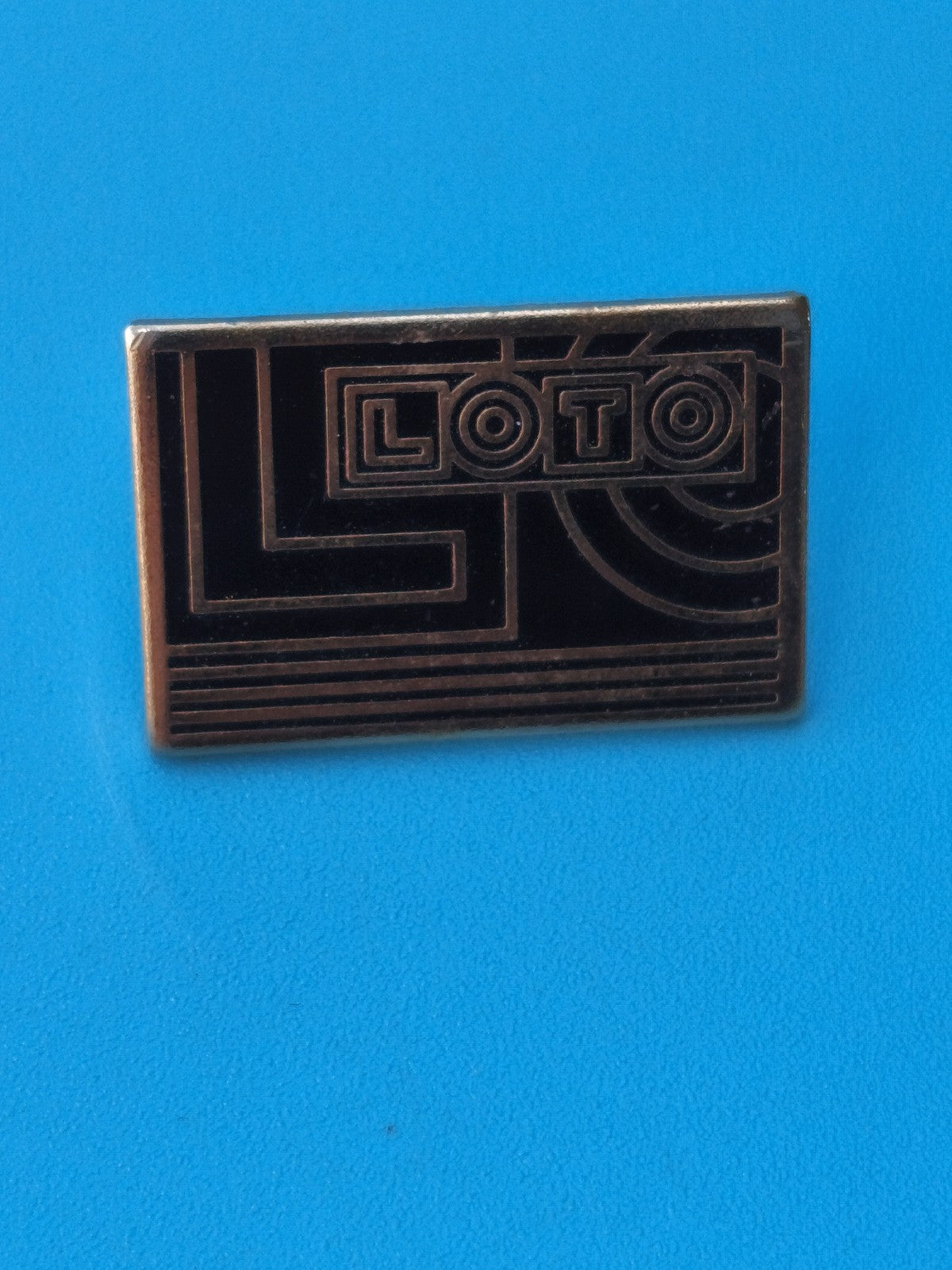 Vintage pin's Loto rectangulaire noir doré ancien collection (Ref 8)