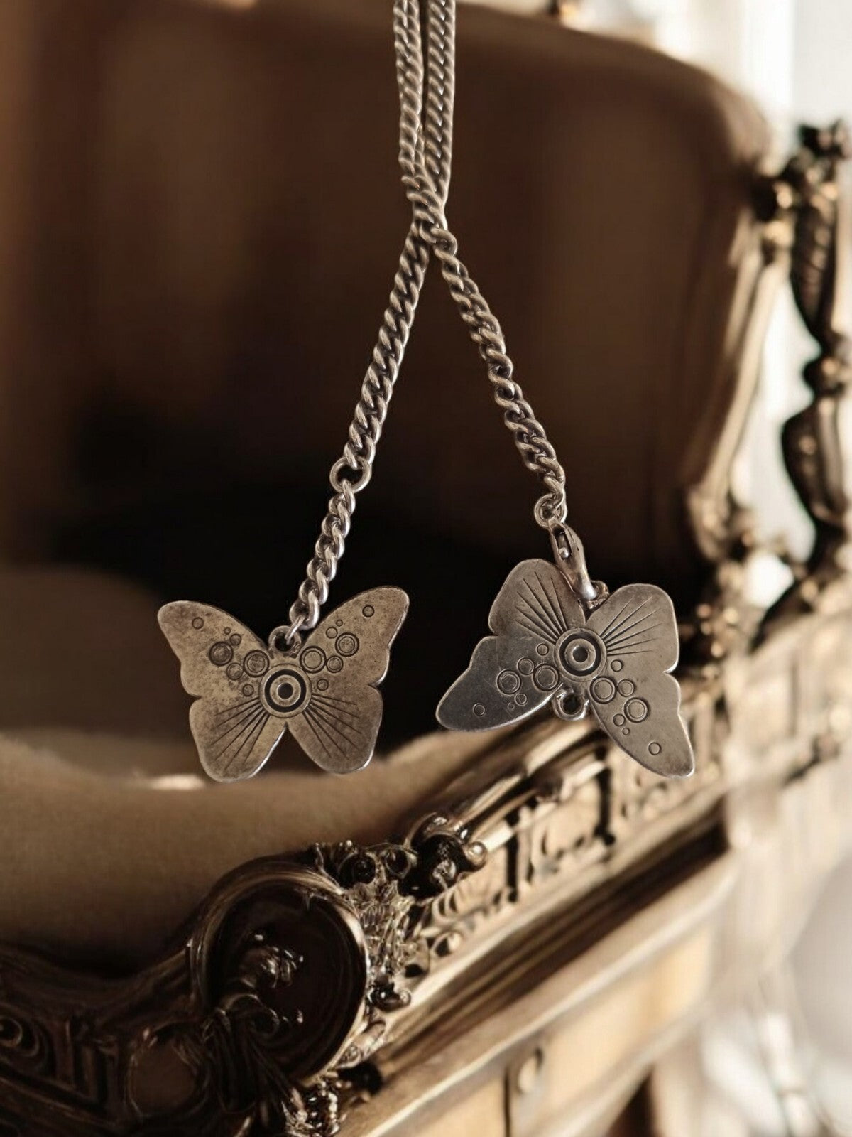 Collier pendentif papillon vintage signé Jaws, chaîne argentée motif gravé