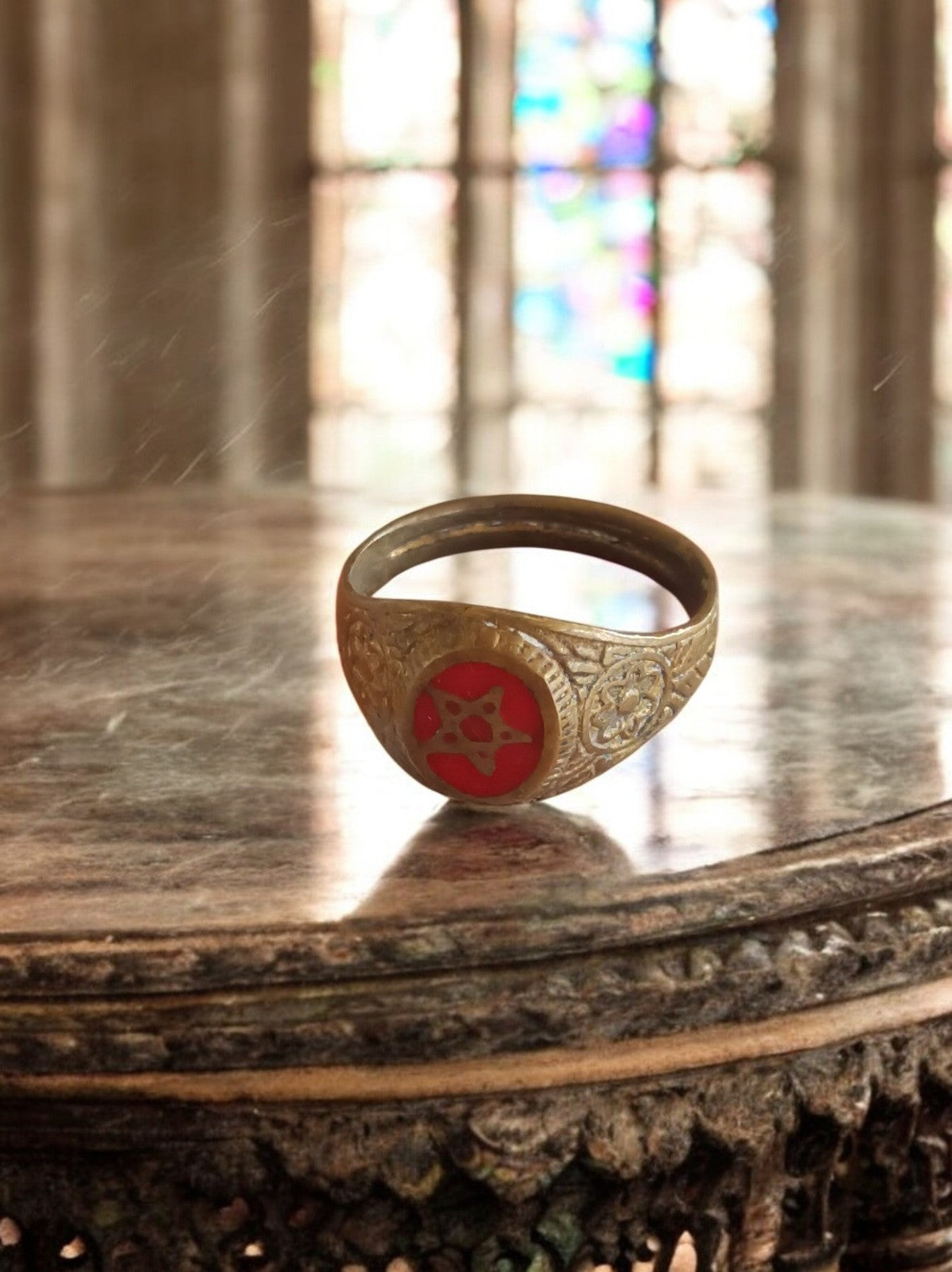 Bague chevalière fantaisie vintage créateur taille 64 motif rouge doré