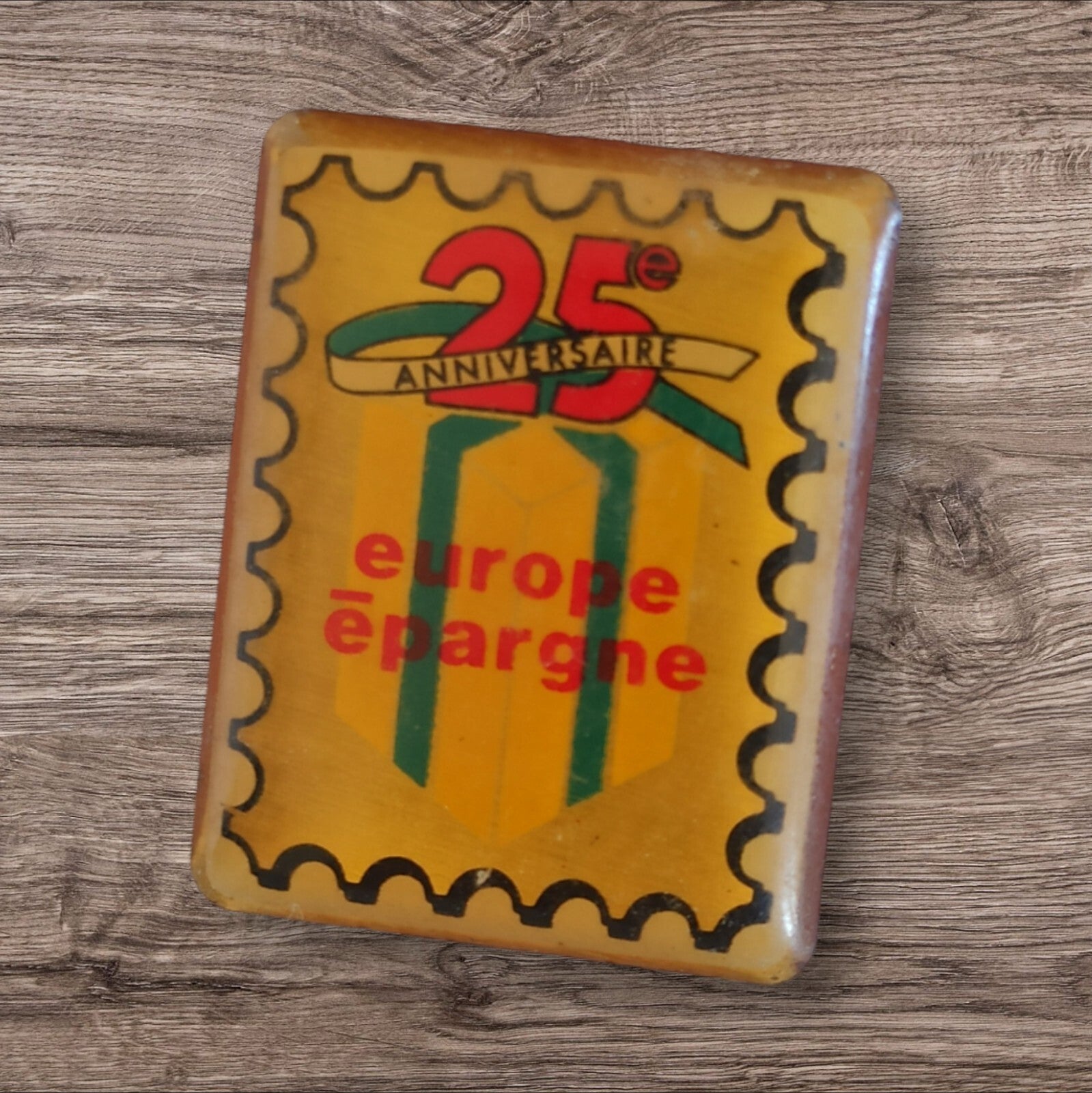 Pin's Europe Épargne 25e Anniversaire vintage rectangulaire badge publicitaire