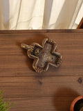 Pendentif croix stylisée vintage métal patiné années 50 bijou ancien