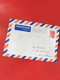 Enveloppe affranchie prioritaire bleue rouge avec timbre et cachet visible