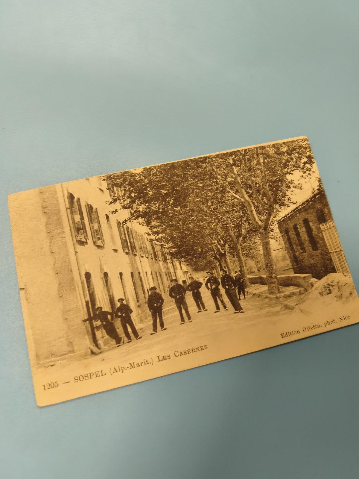 Ancienne carte postale animée Sospel casernes soldats Alpes-Maritimes