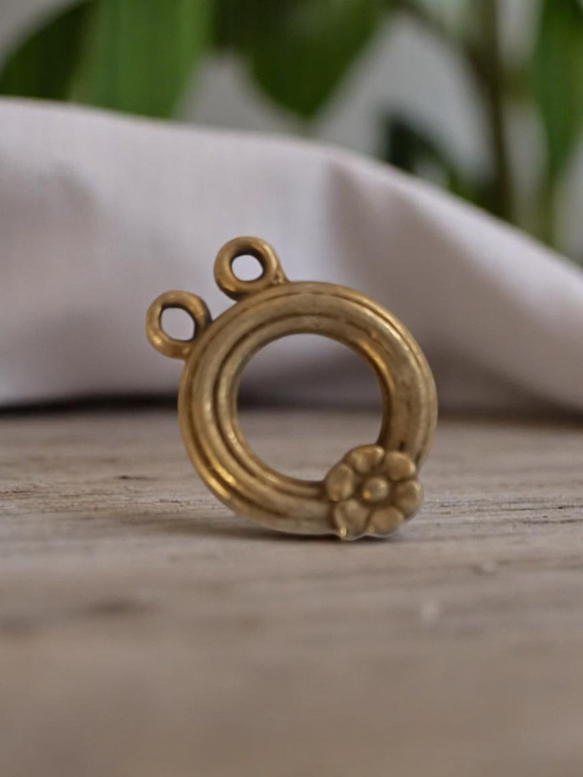 Pendentif vintage rond métal doré fleur années 50 bijou ancien deadstock