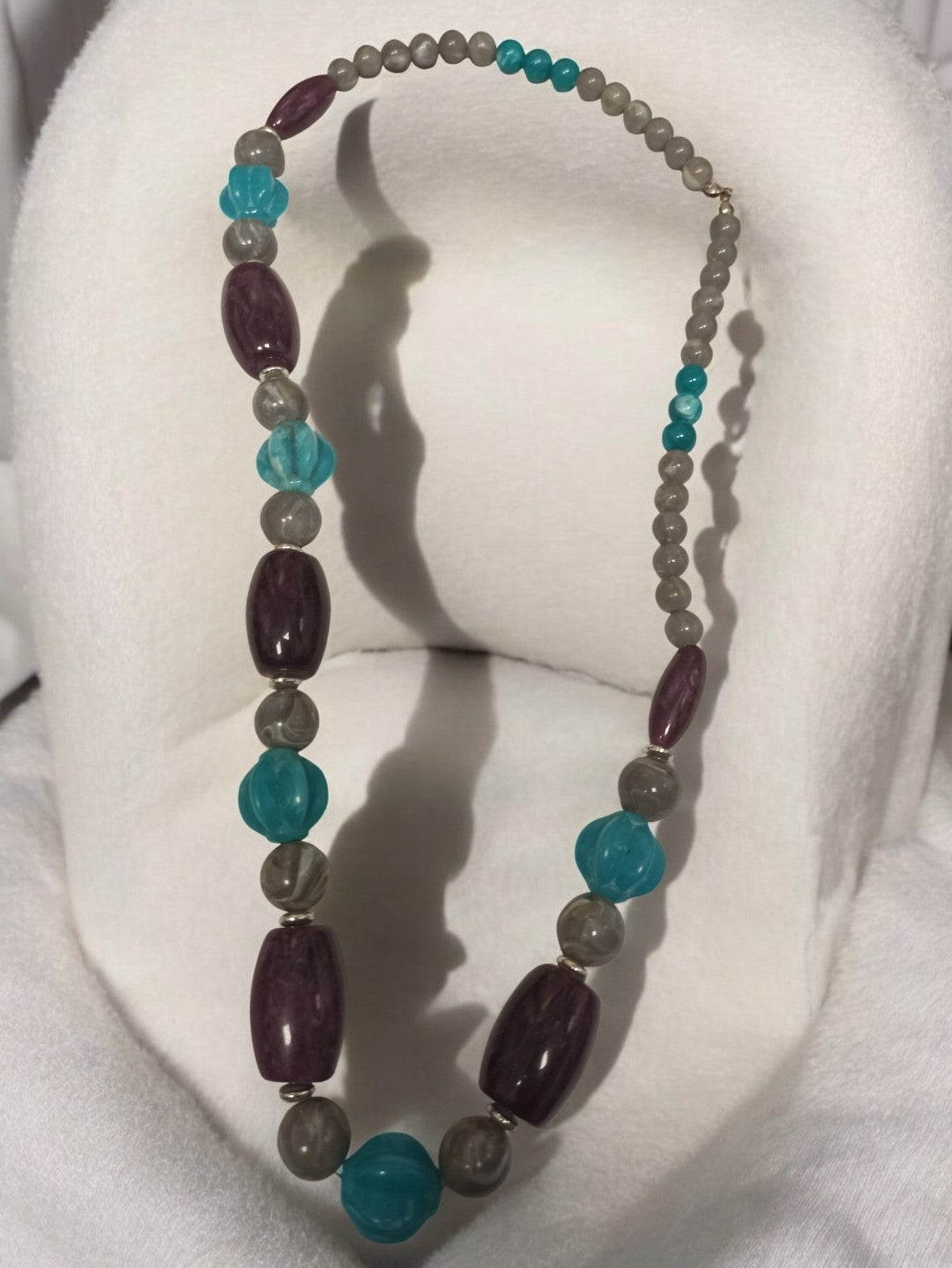 Collier vintage rétro perles fantaisie bleu violet gris, bijou ancien original