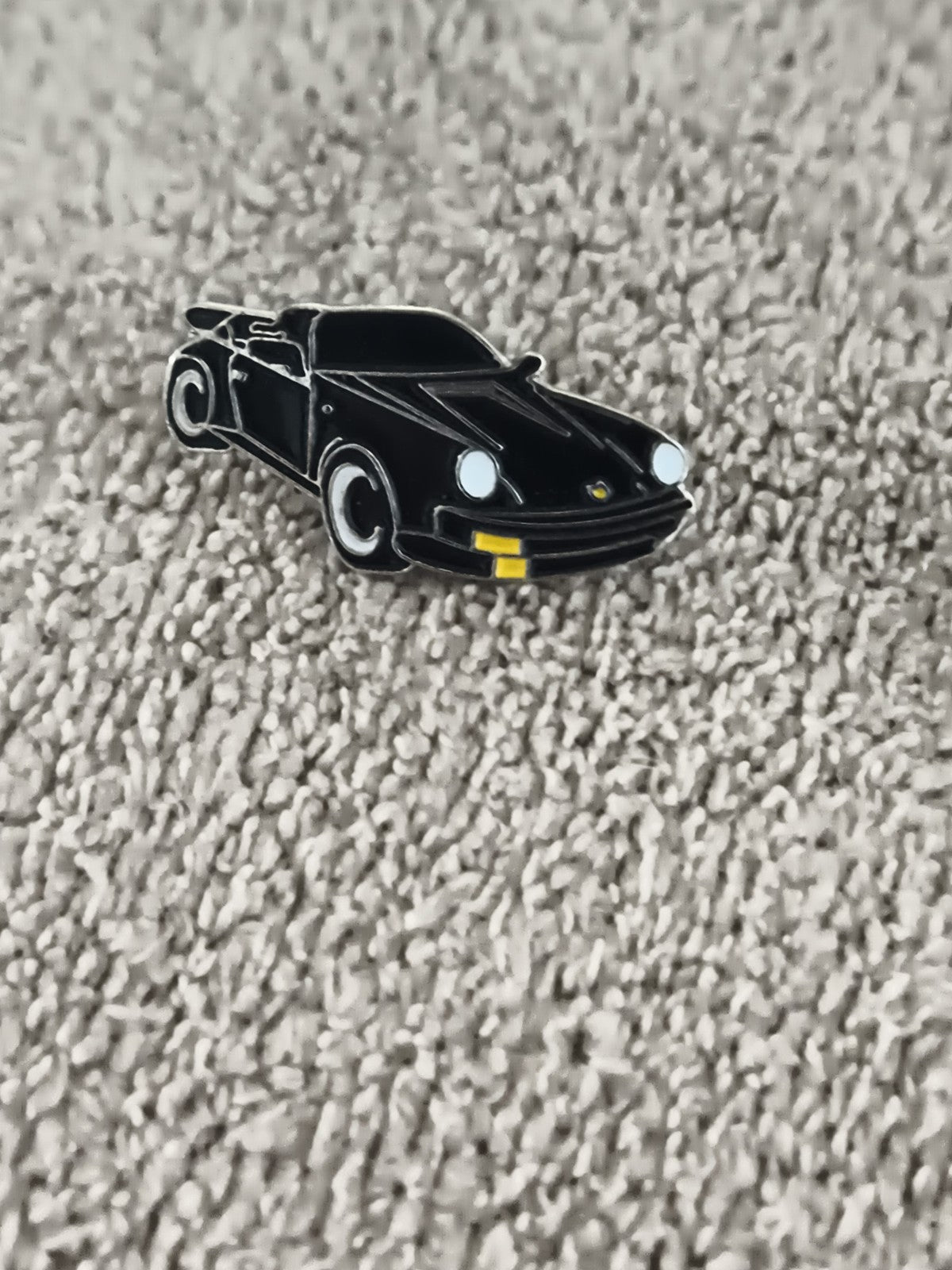 Pin's voiture vintage noir style Porsche émaillé – badge auto rétro (Ref 8)