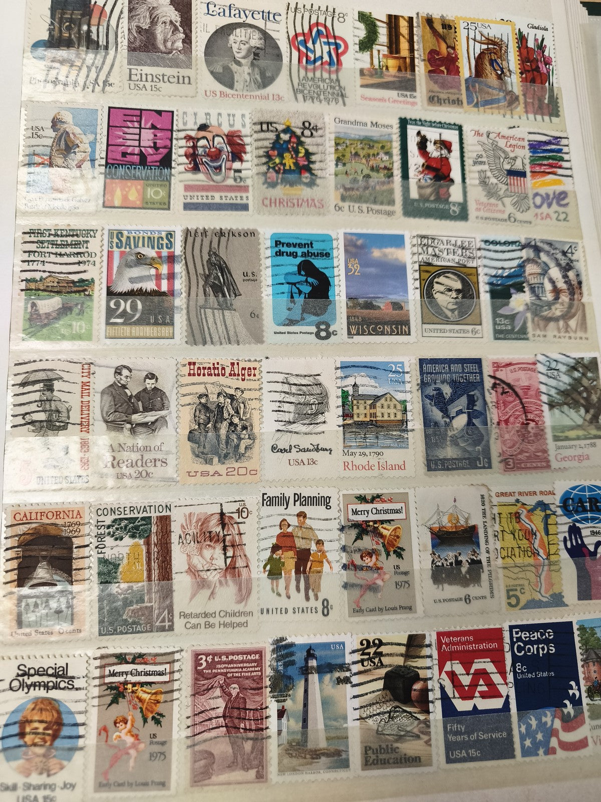 Lot de timbres USA oblitérés thématiques multicolores ? divers motifs et formats