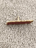 Pin's vintage SUPERDRUG lettrage rouge doré badge ancien (Ref 4)