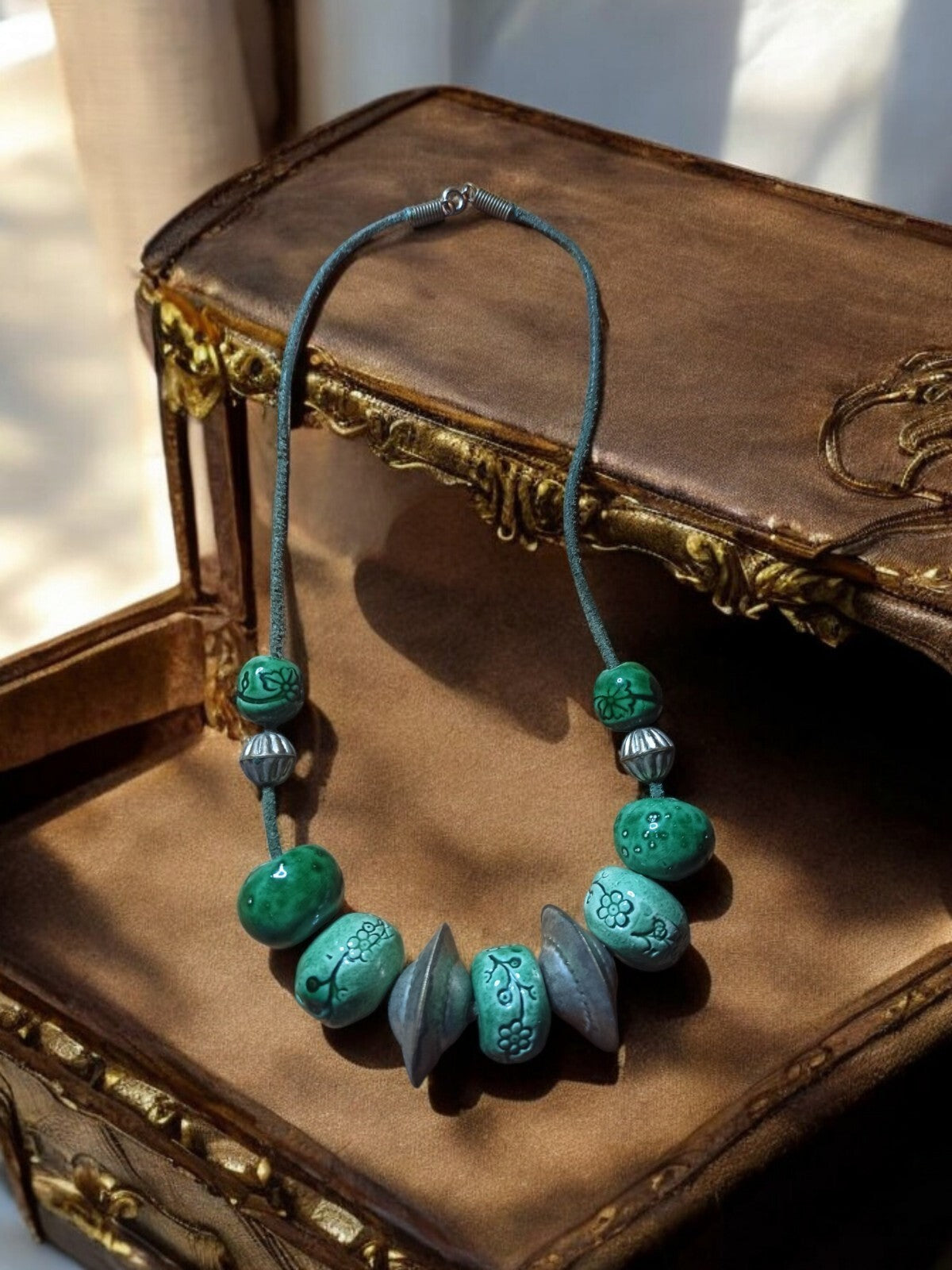Collier provençal vintage perles céramique verte et grise, style artisanal