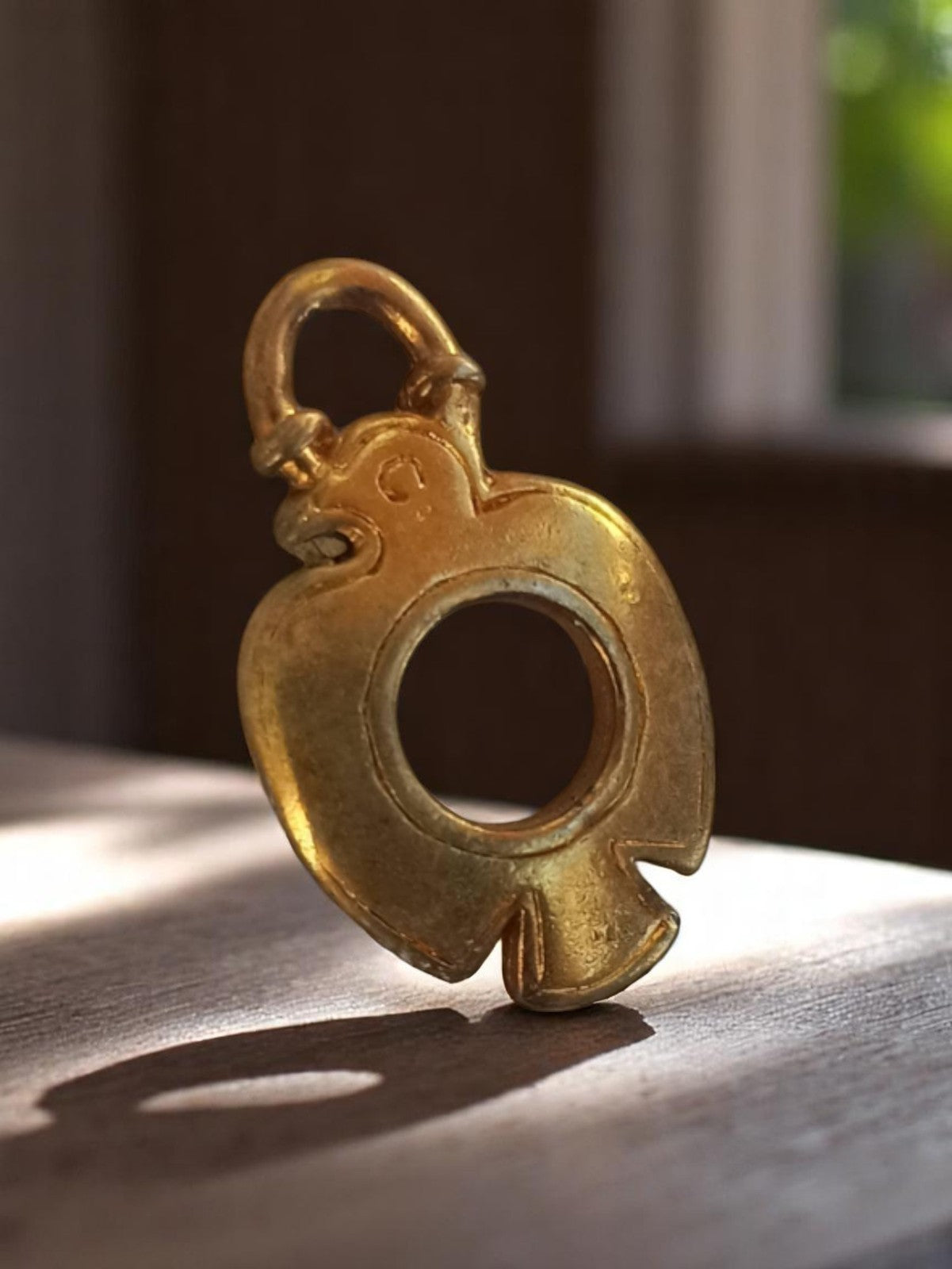 Pendentif vintage métal doré années 50, forme ajourée rétro, bijouterie ancienne