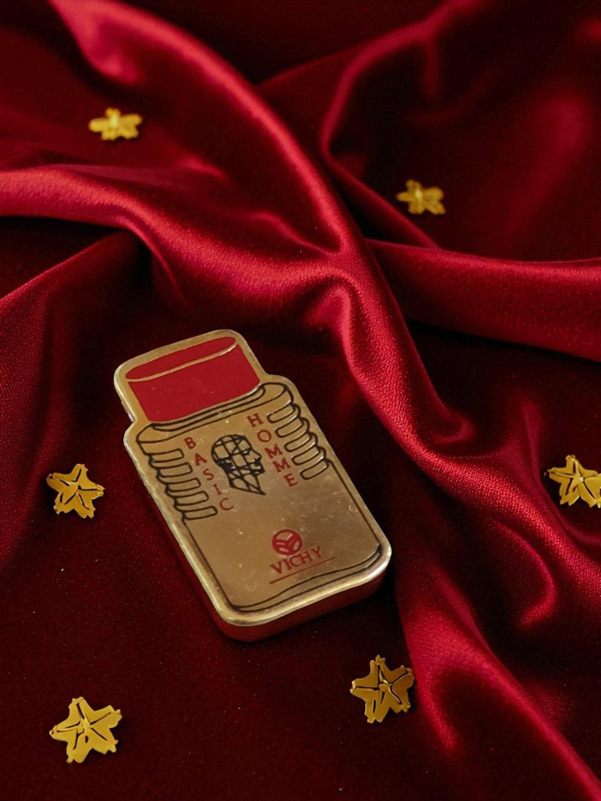 Pin's Vichy Basic Homme vintage édition limitée, publicité, rouge doré