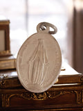Médaille religieuse ovale métal vintage Vierge Miraculeuse catholique ancien