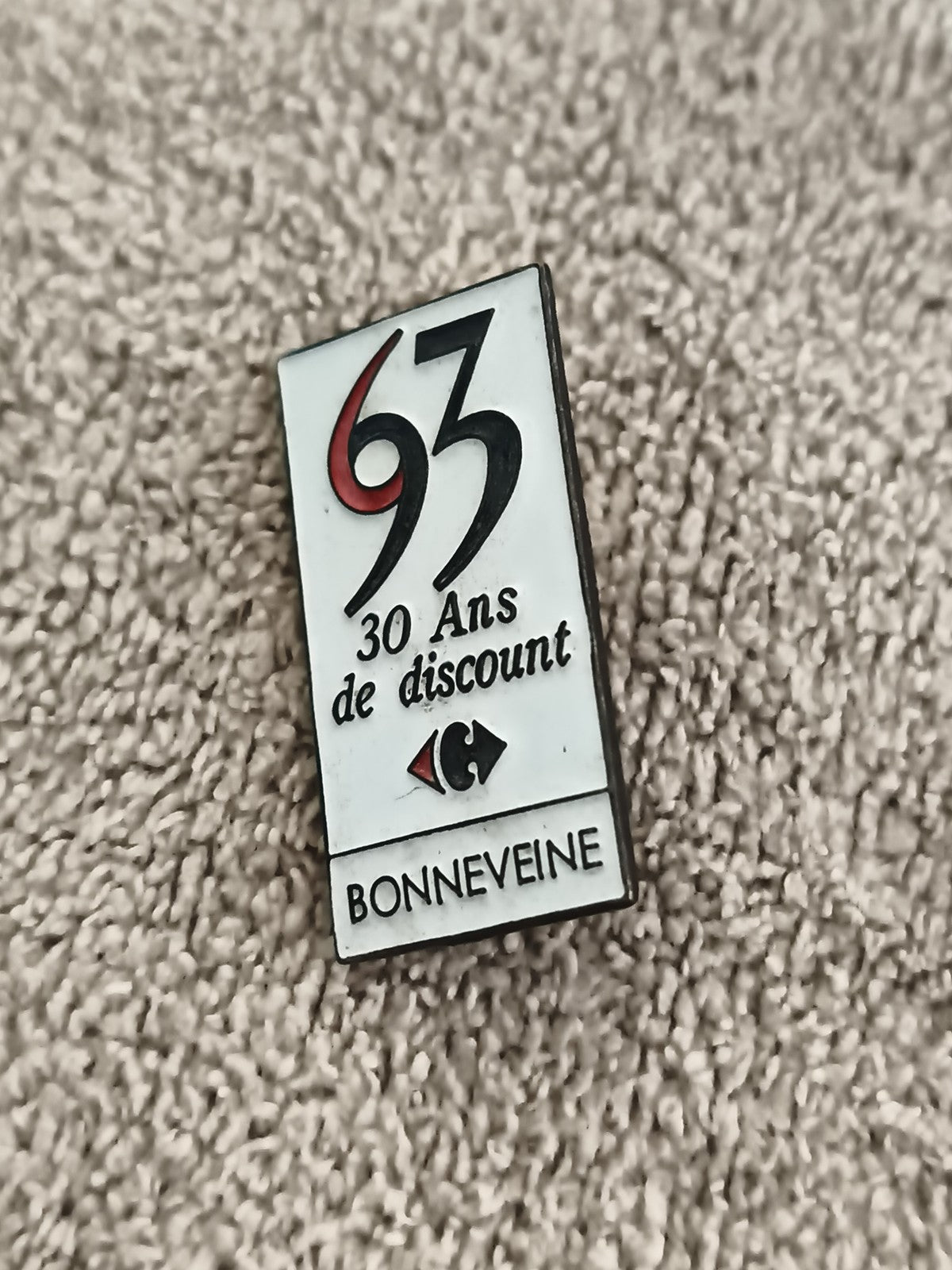 Pin's vintage Carrefour 30 ans Bonneveine 1993 logo ancien badge publicitaire