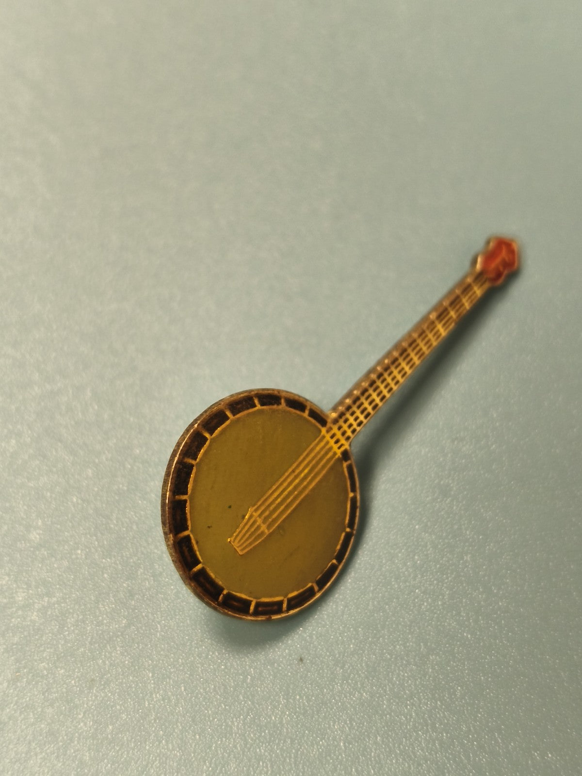 Pin's vintage banjo ancien, forme ronde, collection musique, rare Ref 9