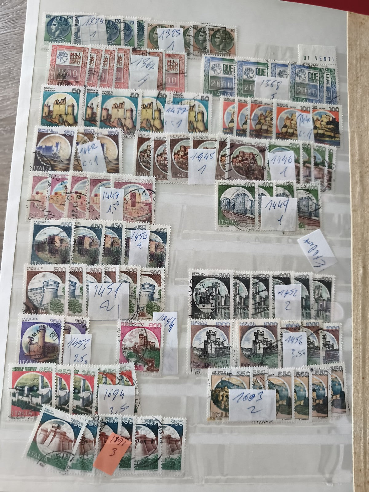 Lot de timbres italiens multicolores, différents motifs, support non inclus