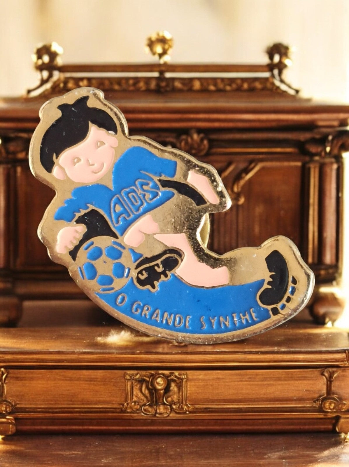 Pin's vintage football O Grande Synthe ADS émaillé bleu joueur