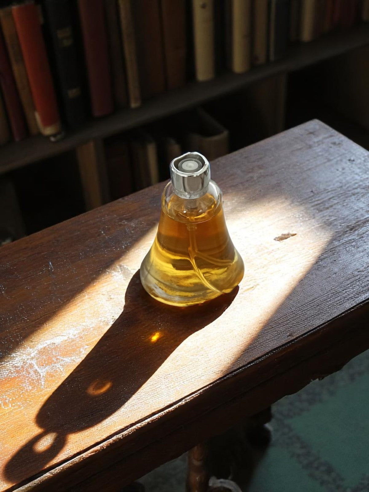 Flacon parfum vintage en verre transparent, bouchon argenté rétro déco
