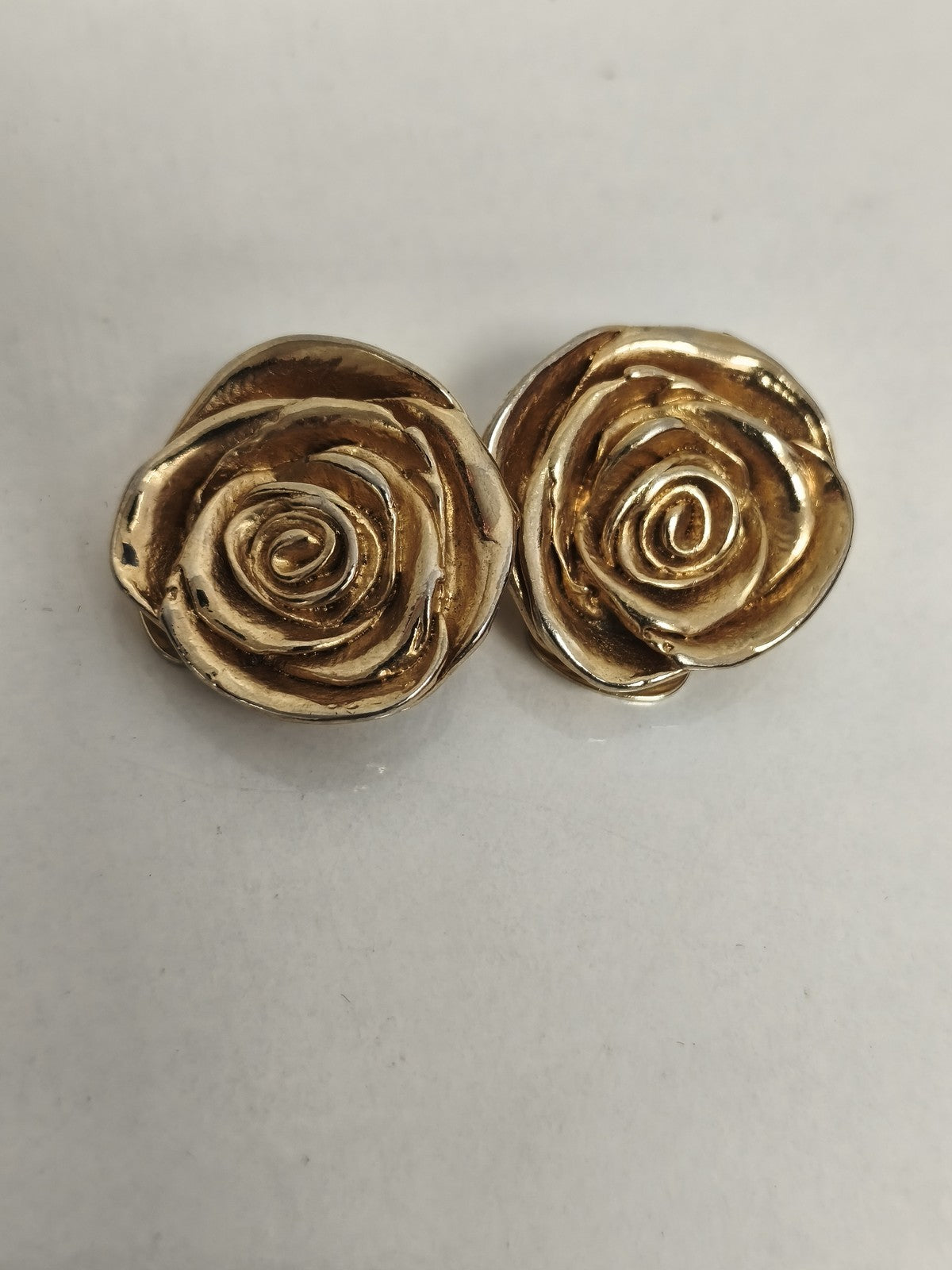 Paire boucles d’oreilles roses métal doré vintage ancien clip fleur rétro