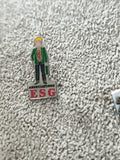 Pin's vintage Associations ESG personnage costume vert école commerce (Ref 8)
