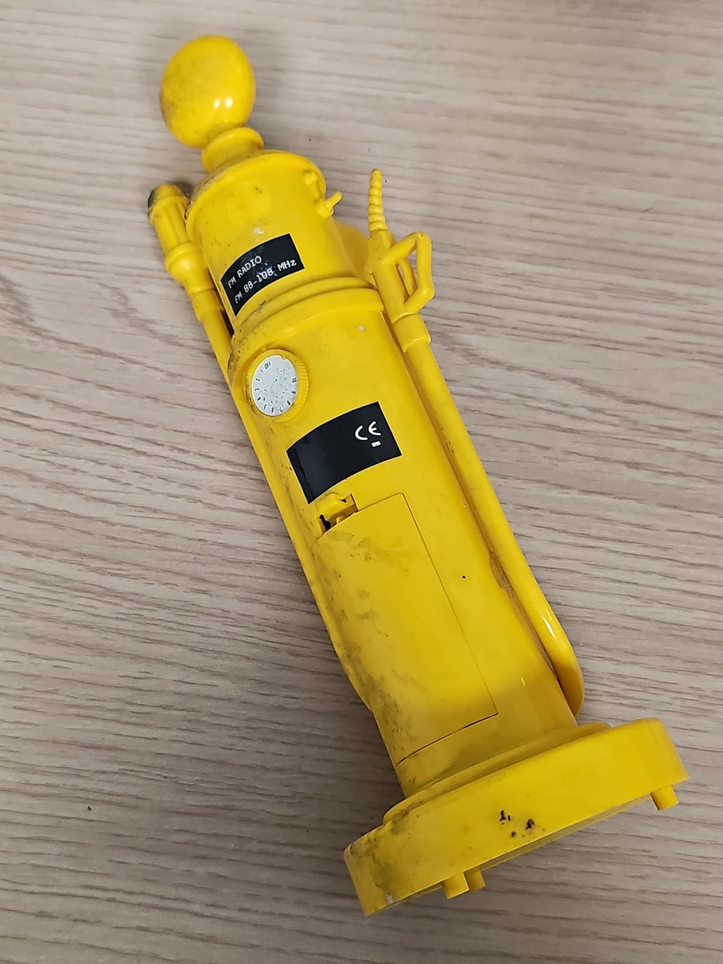 Radio vintage FM pompe à essence jaune style rétro années 80 Frontier