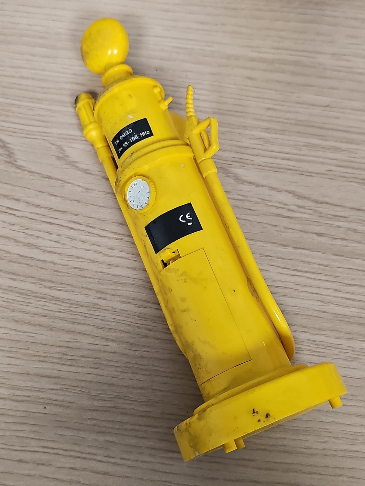 Radio vintage FM pompe à essence jaune style rétro années 80 Frontier