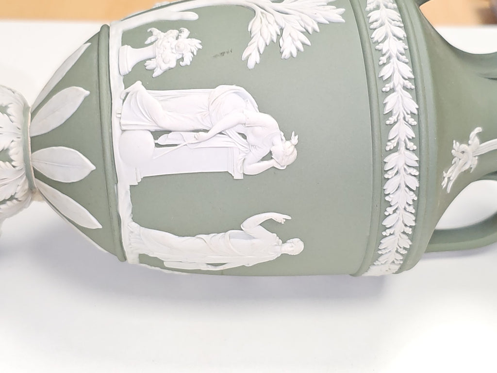 Vintage Wedgwood Jasperware Vases Apollo Muses, ancien trophée piédestal pair