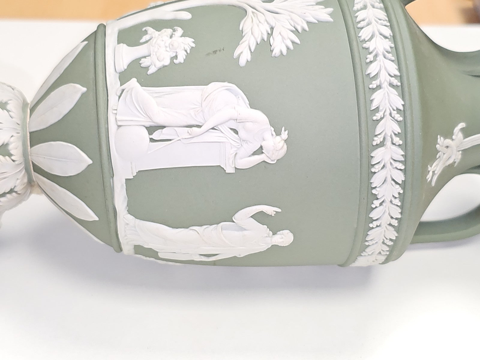Vintage Wedgwood Jasperware Vases Apollo Muses, ancien trophée piédestal pair