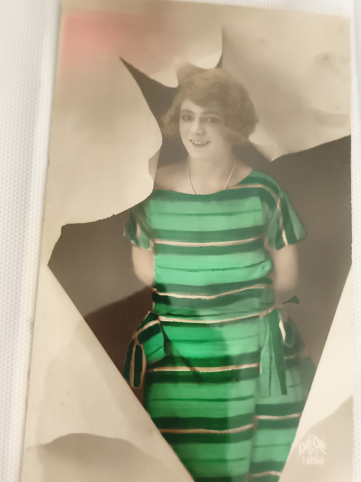 Carte postale ancienne portrait femme colorisée années 20 style Art déco CPA