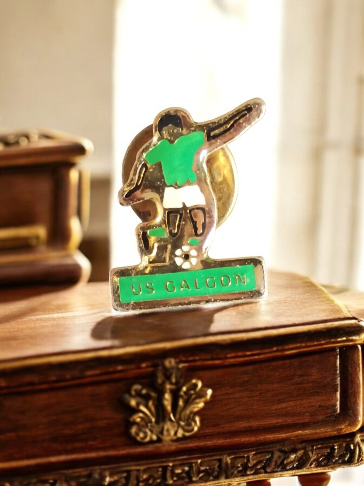Pin's vintage US Galgon football émaillé vert joueur ancien badge