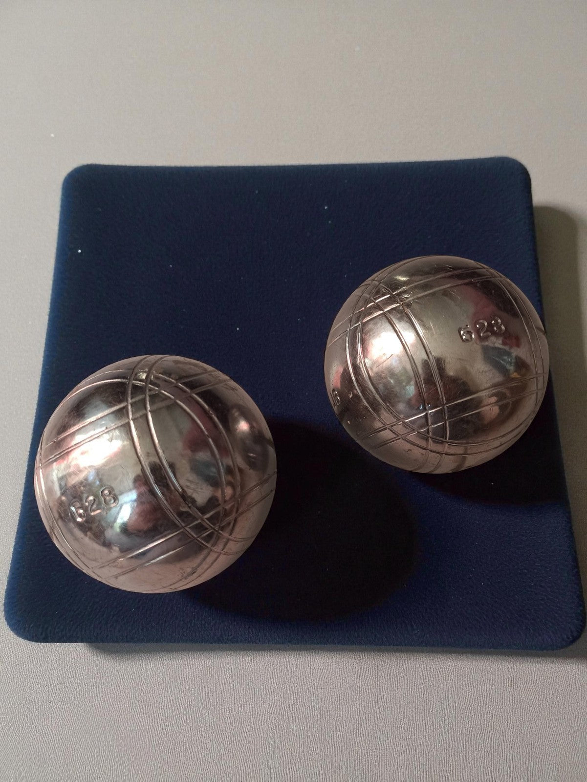 Paire de boules de pétanque anciennes vintage, aspect métallique, gravées 628