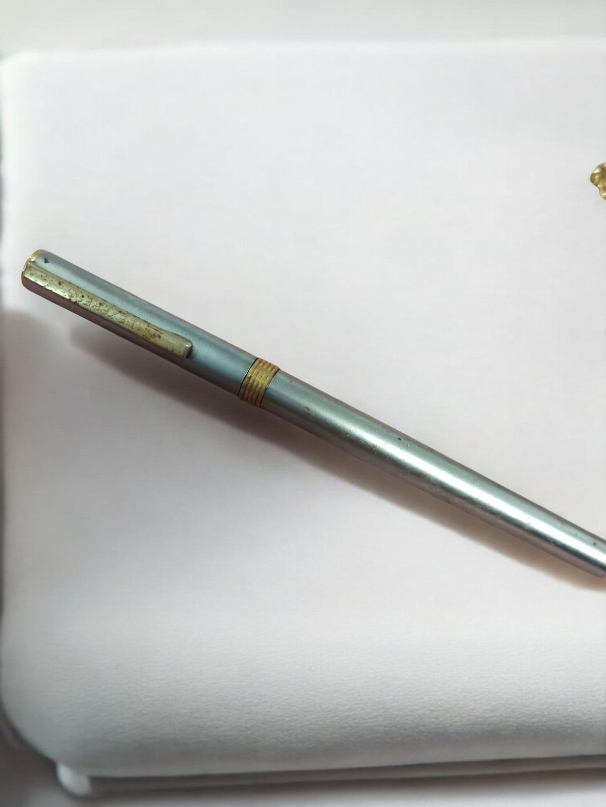 Stylo plume ancien vintage, finition métallique, plume plaquée or à restaurer