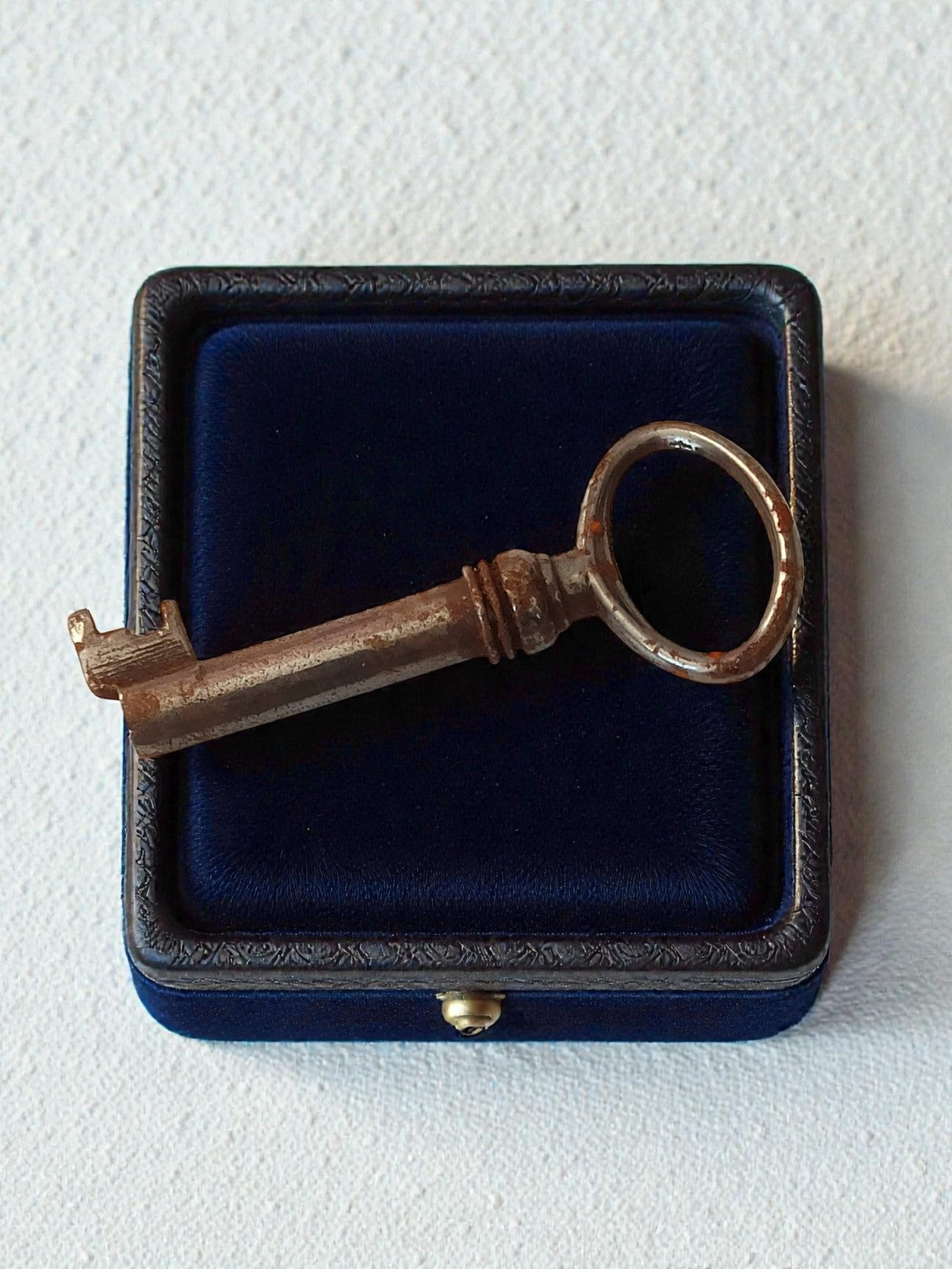 Clé ancienne vintage pour meuble, serrure rétro, finition métal vieilli déco