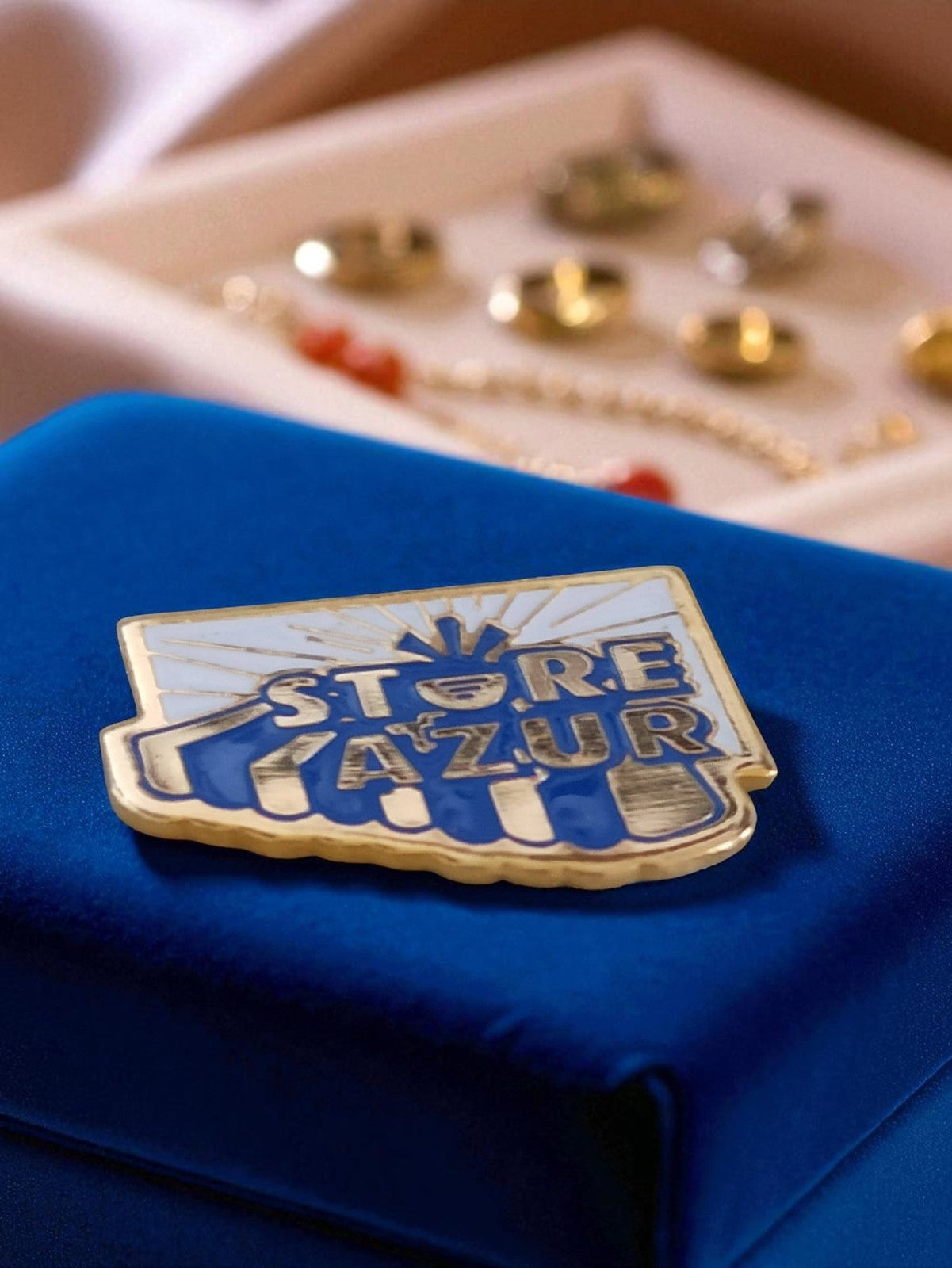 Pin's publicitaire vintage émail Store Azur bleu doré rétro badge