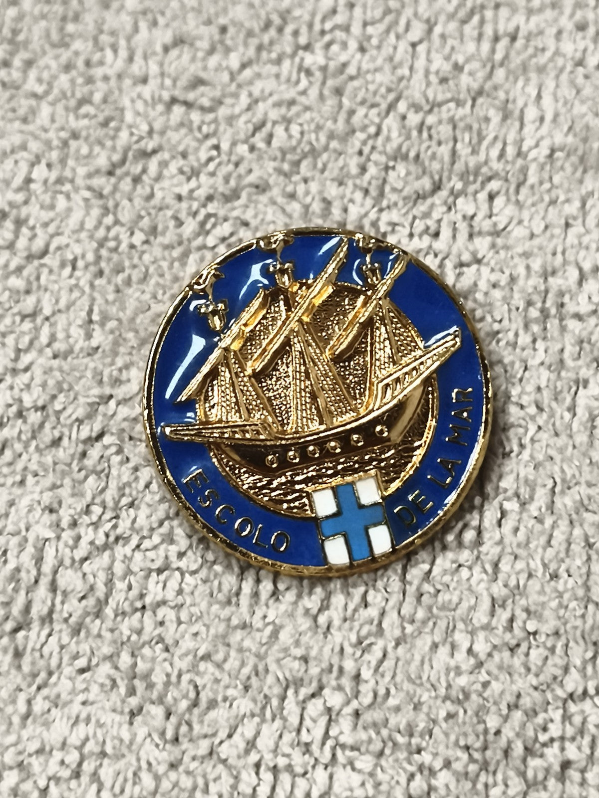 Médaille ancienne ESCOLO DE LA MAR voilier doré bleu badge marin vintage