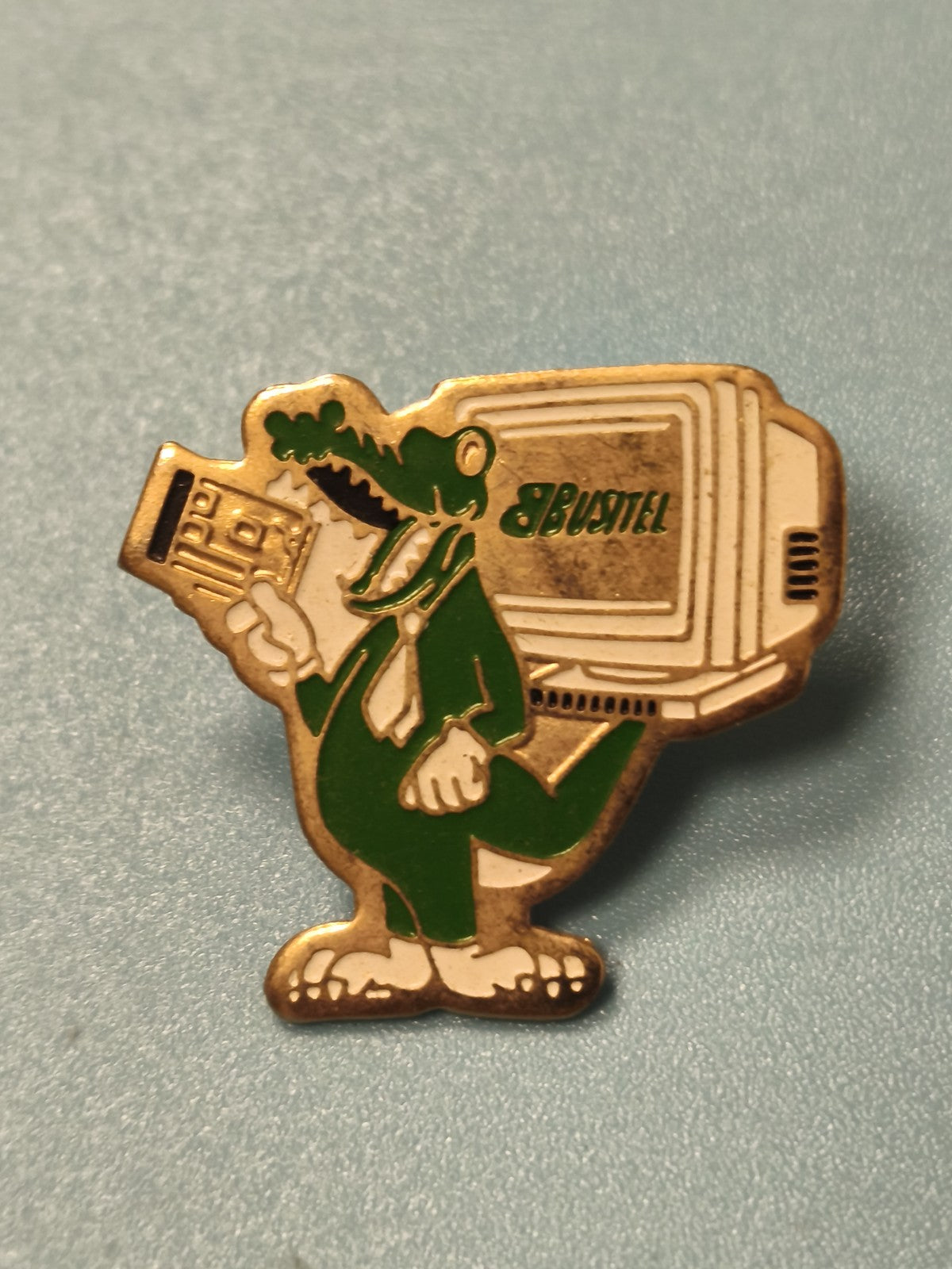 Pin's vintage Busitel crocodile vert mascotte informatique ancien collection