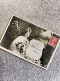 Carte postale ancienne Heureuse Année femme bouquet CPA timbre rouge