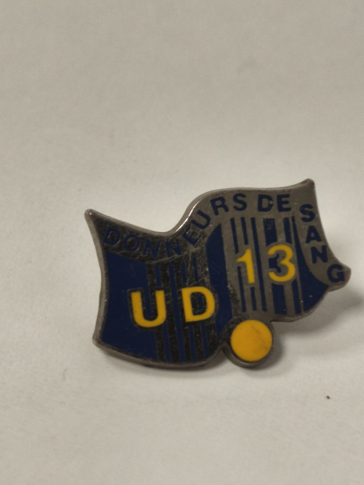 Pin's rétro UD 13 ancien, badge vintage collection, accessoire original d'occasi