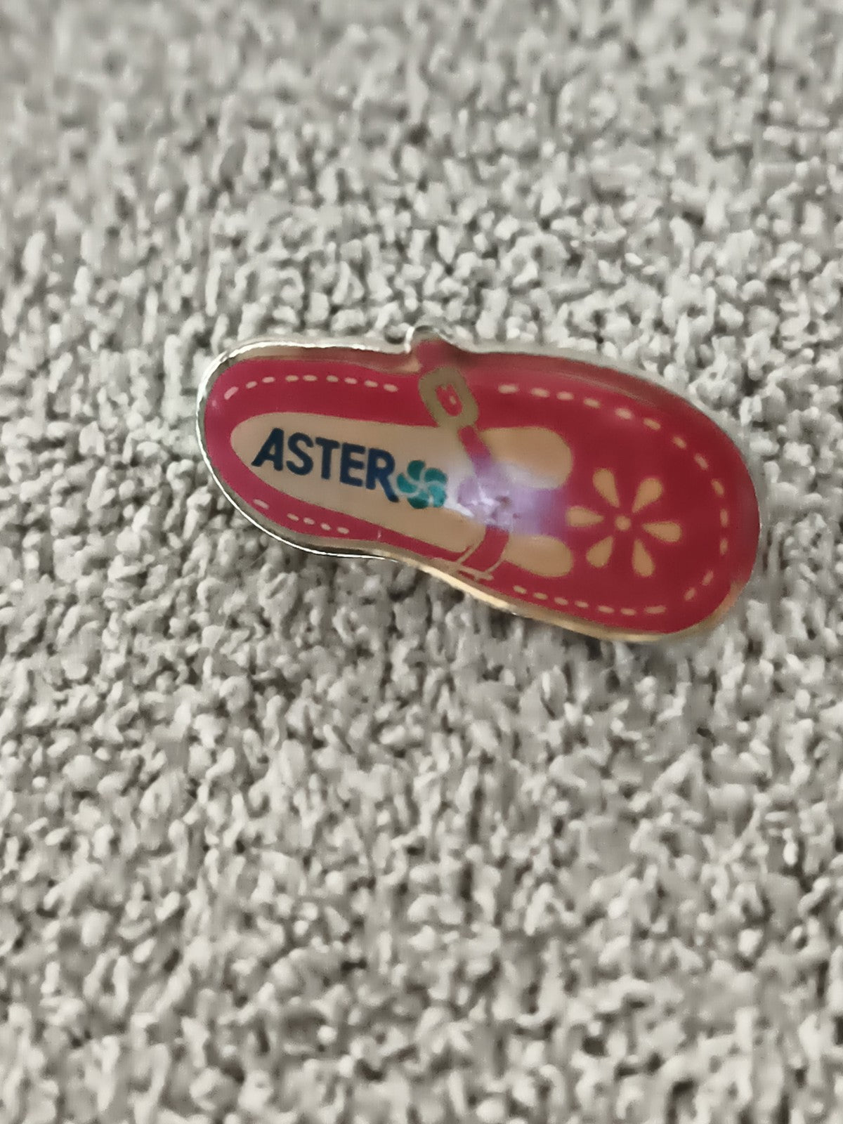 Pin's vintage ASTER chaussure sandale rouge, badge publicitaire 90s (Ref 7)