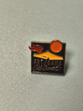 Vintage pin's ART/SANS ?il Ouvert carré émaillé rouge jaune, collection (Ref 14)