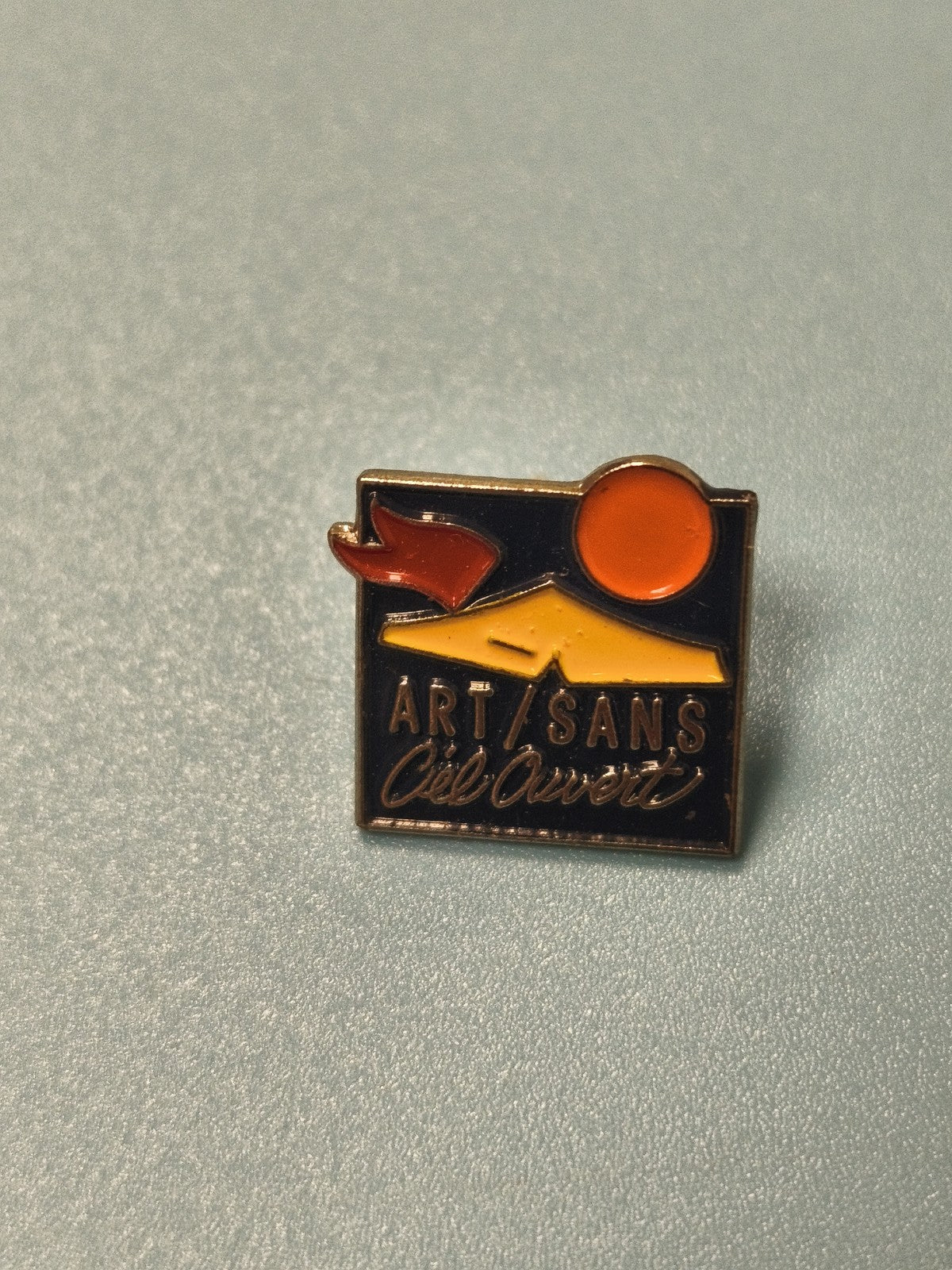 Vintage pin's ART/SANS ?il Ouvert carré émaillé rouge jaune, collection (Ref 14)