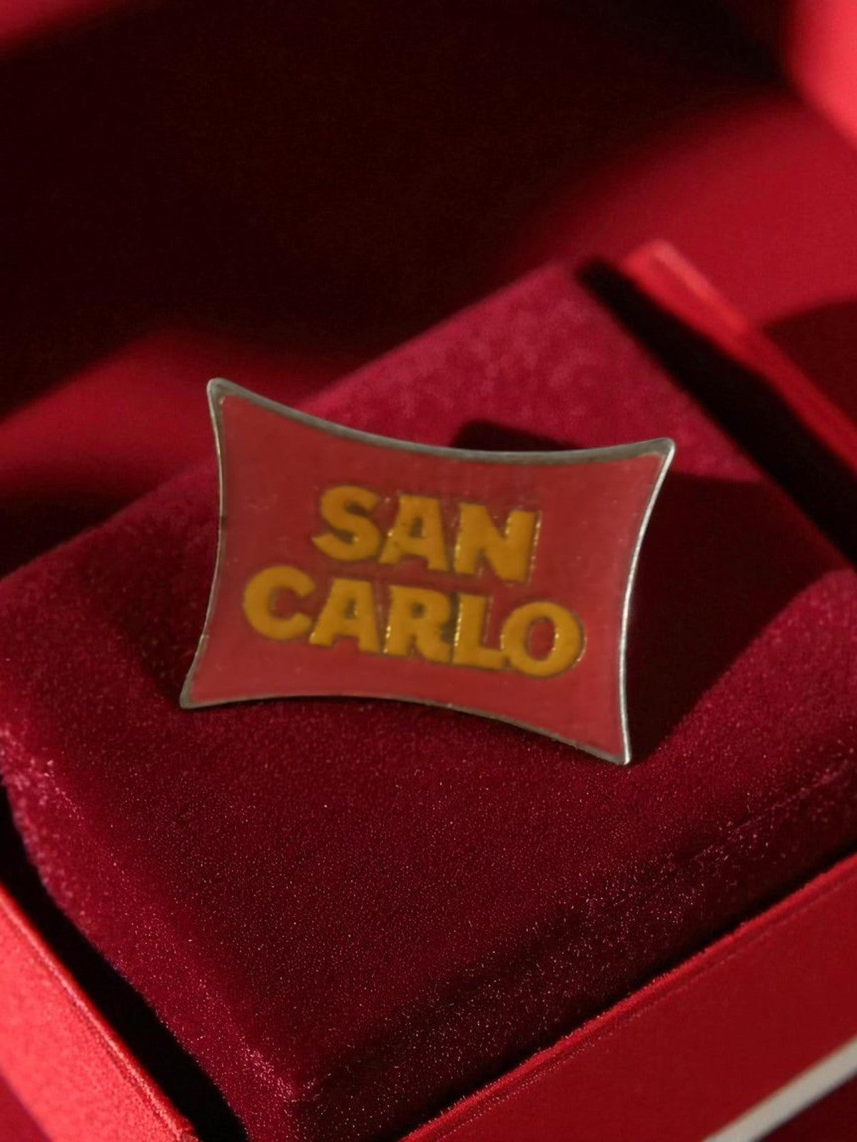 Pin's publicitaire San Carlo vintage rouge jaune rétro années 80-90