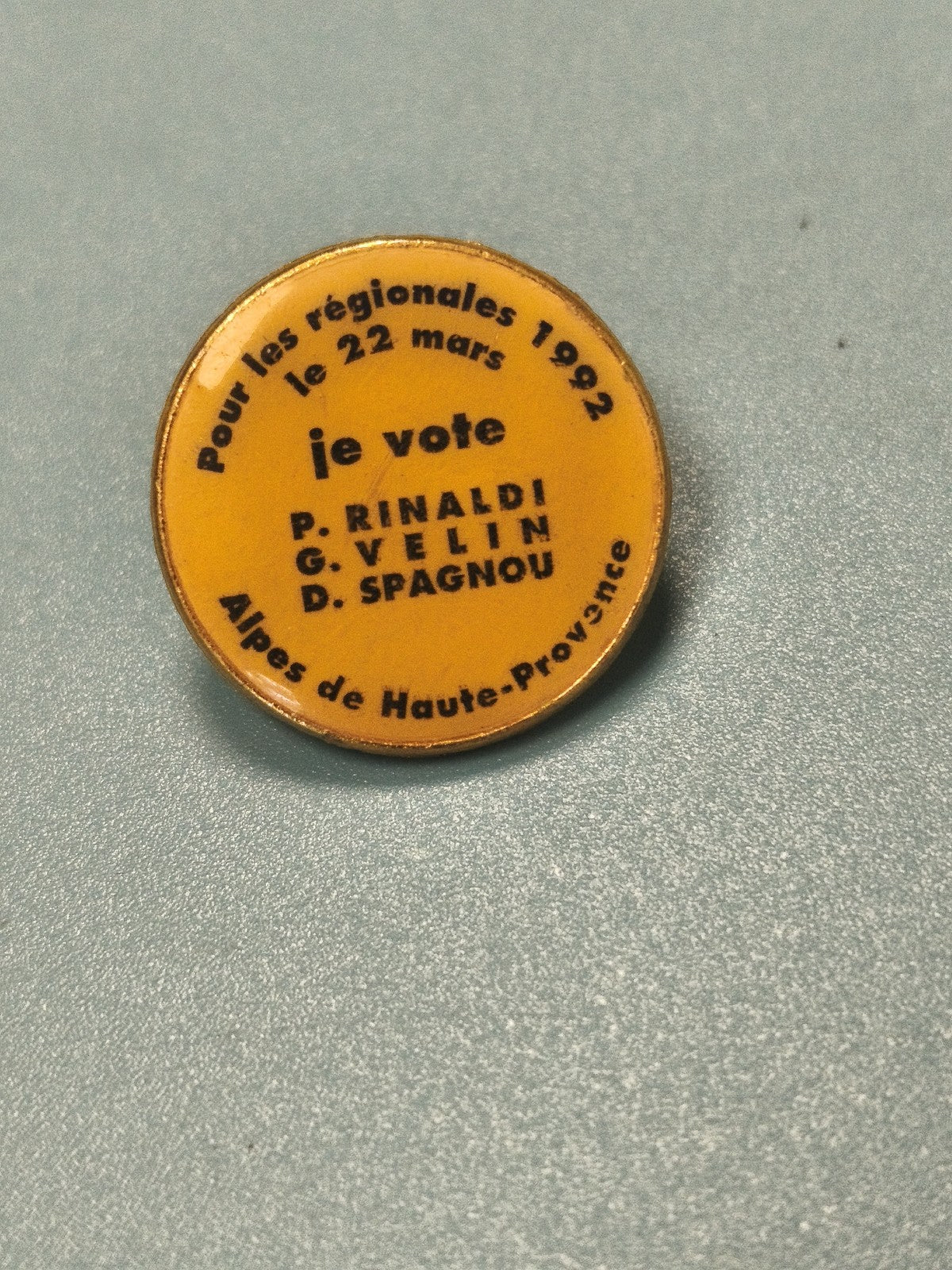 Pin's vintage politique Rinaldi 1992 Alpes Haute-Provence jaune ancien collectio