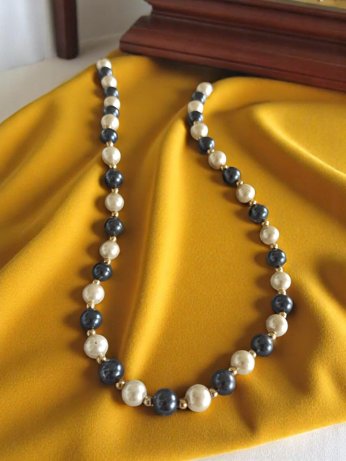 Vintage Modeschmuck-Halskette mit bunten Perlen