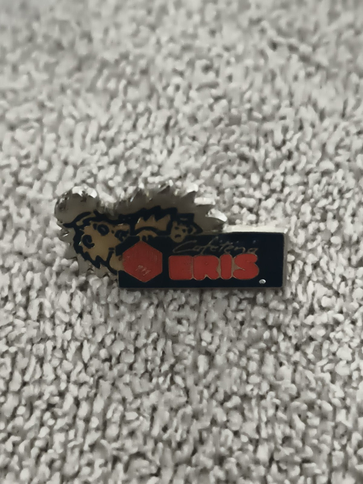 Pin's vintage Cafétéria Eris logo lion, badge ancien publicitaire